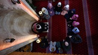 Anak-anak berkumpul mendengarkan nasihat keagamaan di masjid di Sarajevo. Selain ibadah, Ramadan di Bosnia dan Herzegovina juga diwarnai tradisi buka puasa bersama dan kegiatan sosial komunitas. Foto: REUTERS/Amel Emric