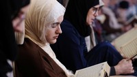 Jemaah perempuan tampak khusyuk membaca Al-Quran. Foto: REUTERS/Amel Emric