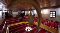 Seorang imam sedang melihat kebersihan masjid dari lantai dua. Interior masjid berarsitektur khas Ottoman menjadi latar pelaksanaan ibadah. Warisan sejarah Islam di Sarajevo terlihat dari banyaknya masjid tua yang masih aktif digunakan hingga kini.  Foto: REUTERS/Amel Emric