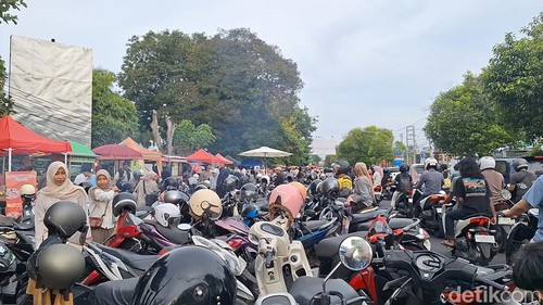 Suasana kemacetan akibat lapak-lapak kuliner takjil musiman yang ada di Jalan Majapahit, Kota Mataram, Kamis (19/2/2026).