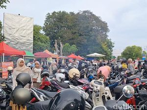 Marak Pedagang Takjil Dadakan, Macet Parah di Jalan Majapahit Mataram