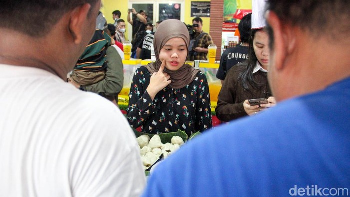 Hari pertama puasa Ramadan 1447 Hijriah berlangsung meriah. Warga tumpah ruah memadati Pasar Benhil, Jakarta Pusat, Kamis (19/2/2026), untuk berburu takjil jelang waktu berbuka puasa.