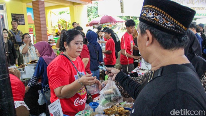 Hari pertama puasa Ramadan 1447 Hijriah berlangsung meriah. Warga tumpah ruah memadati Pasar Benhil, Jakarta Pusat, Kamis (19/2/2026), untuk berburu takjil jelang waktu berbuka puasa.