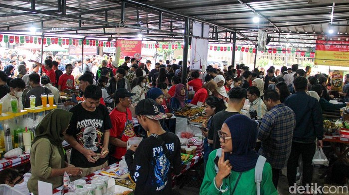 Hari pertama puasa Ramadan 1447 Hijriah berlangsung meriah. Warga tumpah ruah memadati Pasar Benhil, Jakarta Pusat, Kamis (19/2/2026), untuk berburu takjil jelang waktu berbuka puasa.