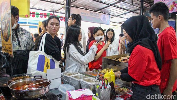 Hari pertama puasa Ramadan 1447 Hijriah berlangsung meriah. Warga tumpah ruah memadati Pasar Benhil, Jakarta Pusat, Kamis (19/2/2026), untuk berburu takjil jelang waktu berbuka puasa.