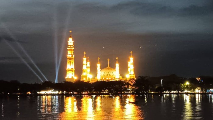 Tampilan Masjid Islamic Center Samarinda di tepian Sungai Mahakam.