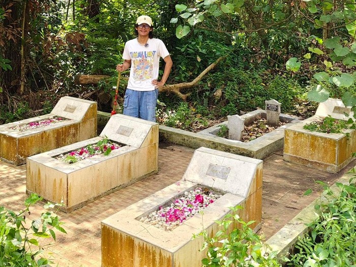 Aksi mulia pemuda 22 tahun bersihkan 440 makam terbengkalai secara gratis. Ia sukarela merawat pusara yang tak lagi terurus keluarga hingga bersih dan layak dipandang. Postingan tentang aksinya tersebut langsung viral di media sosial.