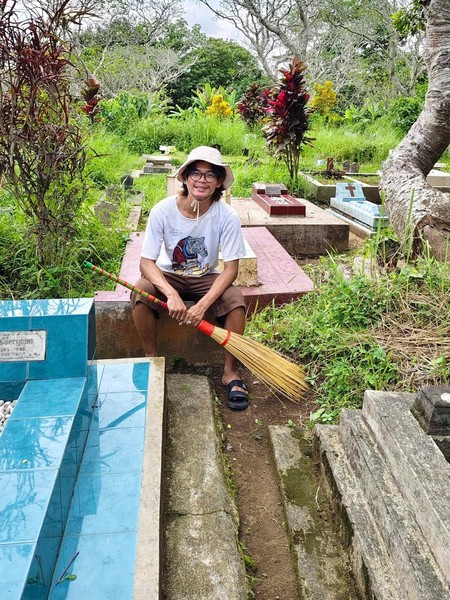 Viral Aksi Mulia Pemuda 22 Tahun Bersihkan Sukarela 431 Makam Terbengkalai