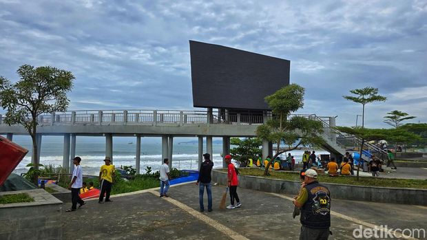 Titik menara pandang di kawasan Alun-alun Gadobangkong yang tidak berfungsi sesuai peruntukannya karena alasan keamanan