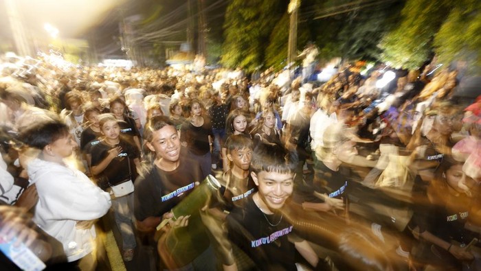 Sejumlah warga memukul kentungan bambu saat mengikuti tradisi koko’o sahur di Kota Gorontalo, Gorontalo, Kamis (19/2/2026). Koko'o adalah tradisi Gorontalo untuk membangunkan warga untuk sahur saat Ramadhan dengan memukul kentungan bambu secara massal dan keliling kota, serta menjadi ajang pelestarian budaya yang melibatkan ribuan warga. ANTARA FOTO/Adiwinata Solihin/rwa.