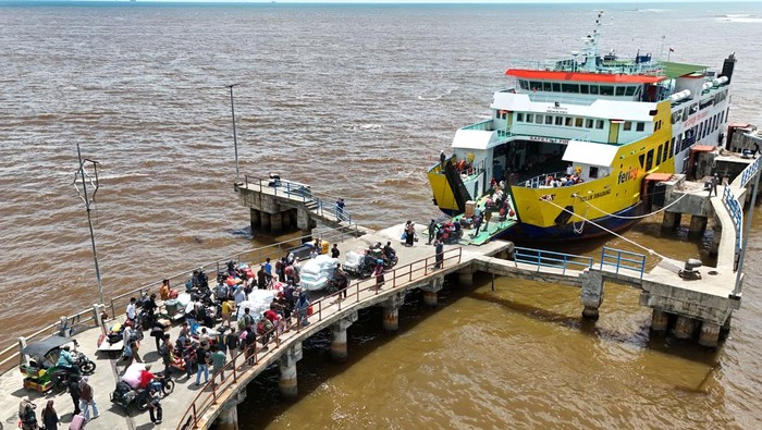 Foto udara Sejumlah calon penumpang berjalan menuju KMP Teluk Sinabang di Pelabuhan Penyeberangan Meulaboh-Sinabang Desa Gampong Teugoh, Aceh Barat, Aceh, Rabu (18/2/2025). Sebagian besar masyarakat pulau terluar Simeulu yang bekerja di Aceh Barat dan sekitarnya melakukan mudik untuk berkumpul dan merayakan awal Ramadhan 1447 hijriah bersama keluarganya. ANTARA FOTO/Syifa Yulinnas/nz.