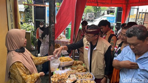 Balai BPOM Denpasar melakukan uji sampel takjil di Pasar Ramadan di Kampung Jawa, Denpasar, Kamis (19/2/2026).