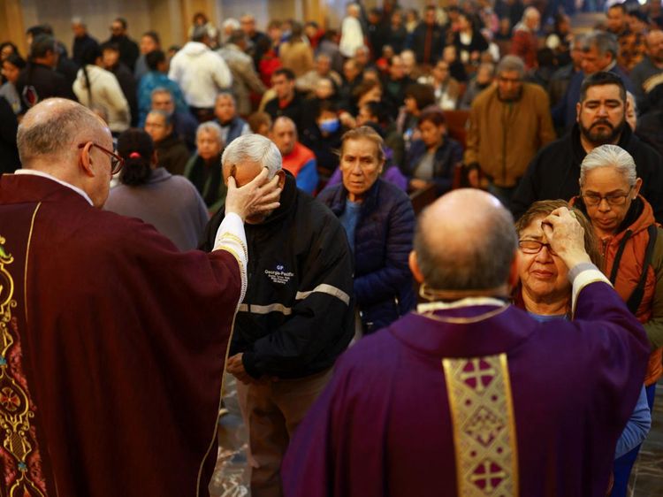 Umat Katolik Dunia Jalani Misa Rabu Abu, Tanda Awal Prapaskah 2026