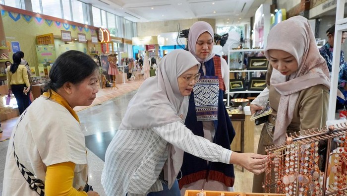 UMKM Binaan Pertamina Patra Niaga menjual produknya di INACRAFT 2026