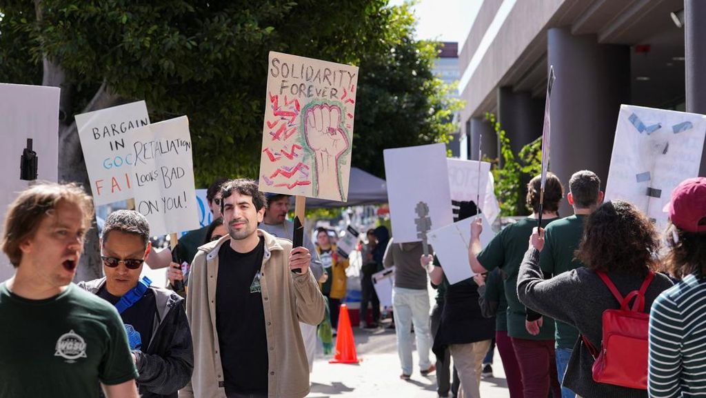 Video: Ratusan Staf Writers Guild of America West Mogok Kerja