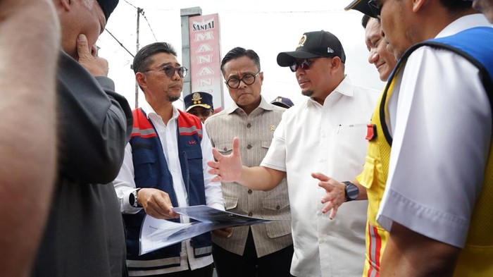 Wakil Ketua Komisi VI DPR RI Andre Rosiade dan sejumlah stakeholder lainnya meninjau lokasi rencana pembangunan flyover Padang Luar, Sumatera Barat.