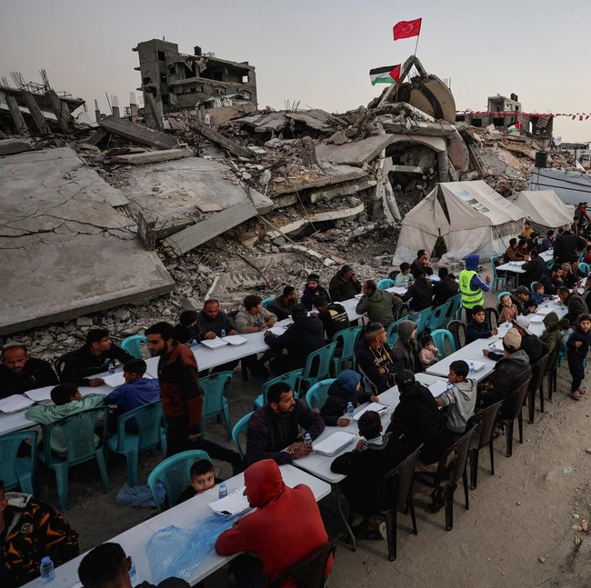 Warga Gaza Buka Puasa Bersama di Tengah Reruntuhan