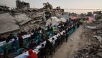 Warga Gaza Buka Puasa Bersama di Tengah Reruntuhan