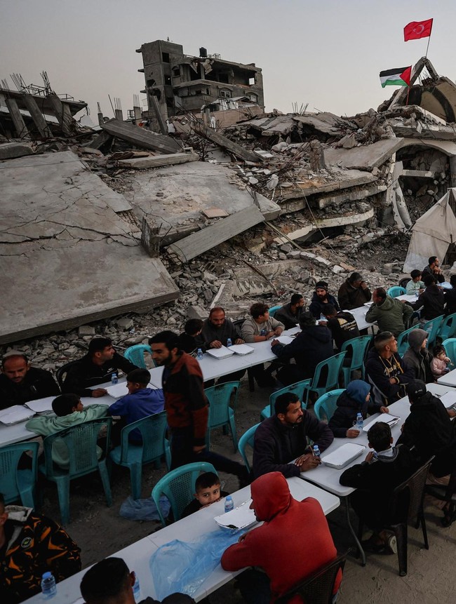Warga Gaza Buka Puasa Bersama di Tengah Reruntuhan