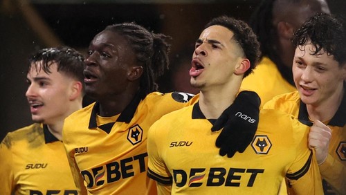 Soccer Football - Premier League - Wolverhampton Wanderers v Arsenal - Molineux Stadium, Wolverhampton, Britain - February 18, 2026  Wolverhampton Wanderers Tom Edozie celebrates scoring their second goal with teammates REUTERS/Chris Radburn EDITORIAL USE ONLY. NO USE WITH UNAUTHORIZED AUDIO, VIDEO, DATA, FIXTURE LISTS, CLUB/LEAGUE LOGOS OR LIVE SERVICES. ONLINE IN-MATCH USE LIMITED TO 120 IMAGES, NO VIDEO EMULATION. NO USE IN BETTING, GAMES OR SINGLE CLUB/LEAGUE/PLAYER PUBLICATIONS. PLEASE CONTACT YOUR ACCOUNT REPRESENTATIVE FOR FURTHER DETAILS..