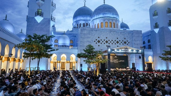 Warga menunggu waktu untuk berbuka puasa bersama di Masjid Sheikh Zayed, Solo, Jawa Tengah, Kamis (19/2/2026). Badan Pengelola Masjid Raya Syeikh Zayed menyiapkan tujuh ribu paket makan dan takjil berbuka puasa setiap harinya selama bulan Ramadhan. ANTARA FOTO/Mohammad Ayudha/foc.