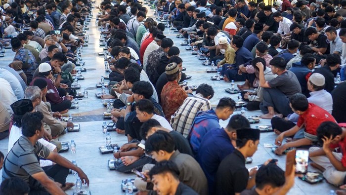 Warga menunggu waktu untuk berbuka puasa bersama di Masjid Sheikh Zayed, Solo, Jawa Tengah, Kamis (19/2/2026). Badan Pengelola Masjid Raya Syeikh Zayed menyiapkan tujuh ribu paket makan dan takjil berbuka puasa setiap harinya selama bulan Ramadhan. ANTARA FOTO/Mohammad Ayudha/foc.