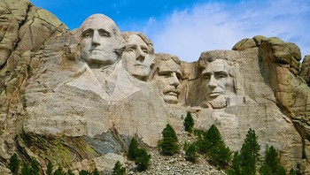 Kemegahan Mount Rushmore di South Dakota Amerika Serikat dipahat antara tahun 1927–1941 dengan mengukir wajah empat presiden Amerika Serikat langsung pada tebing granit pegunungan sebagai simbol kelahiran dan pertumbuhan bangsa. (Dok. BoredPanda)