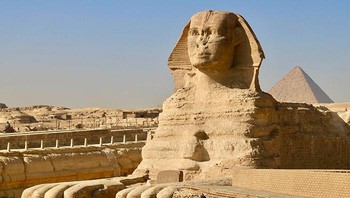 Sosok Great Sphinx of Giza di Mesir telah berdiri sejak sekitar tahun 2500 SM sebagai patung makhluk mitos berkepala manusia dan bertubuh singa yang menjadi salah satu monumen tertua sekaligus terbesar di dunia. (Dok. BoredPanda)