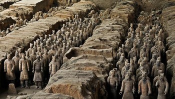 Penemuan Terracotta Army di Xian China menunjukkan ribuan tentara tanah liat yang dibangun pada 246–208 SM dengan detail wajah berbeda-beda untuk menjaga kaisar pertama China di alam baka. (Dok. BoredPanda)