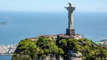 Ikon Christ the Redeemer di Rio de Janeiro Brazil selesai dibangun pada tahun 1931 di puncak Gunung Corcovado setinggi 30 meter sebagai simbol iman dan keramahan masyarakat Brasil yang mendunia. (Dok. BoredPanda)