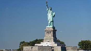 Keberadaan Statue of Liberty di New York Amerika Serikat resmi berdiri sejak tahun 1886 sebagai hadiah persahabatan dari Prancis yang melambangkan kebebasan bagi setiap orang yang datang ke sana. (Dok. BoredPanda)