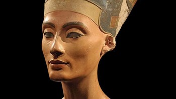 Penemuan Bust of Nefertiti pada 6 Desember 1912 di Jerman mengungkap keanggunan ratu Mesir Kuno yang dikenal karena kecantikannya yang abadi dan menjadi simbol kekuatan perempuan dalam sejarah. (Dok. BoredPanda)