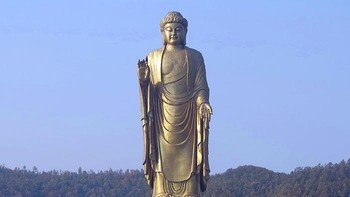 Kemegahan Spring Temple Buddha di Henan China yang rampung pada tahun 2008 menjadi salah satu patung tertinggi di dunia dengan mencapai 128 meter sebagai lambang kedamaian serta kebijaksanaan. (Dok. BoredPanda)