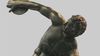 Karya Discobolus atau pelempar cakram di Roma awalnya dibuat dari perunggu sekitar tahun 450 SM sebagai mahakarya seni Yunani kuno yang menangkap momen sempurna dari gerakan atletis manusia. (Dok. BoredPanda)