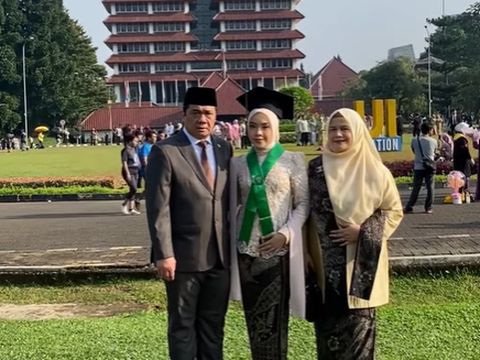 Ahmad Riza Patria dalam wisuda anaknya Athila Hannadhira Ahmad Riza Patria dalam wisuda anaknya Athila Hannadhira