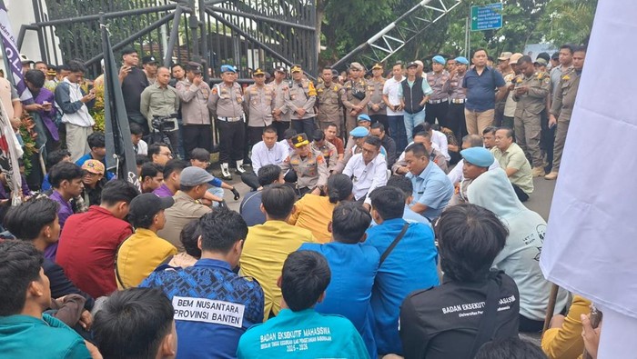 Andra Soni menemui mahasiswa yang demo depan kantor Pemprov Banten. (Arief Ikhsanudin/detikcom)