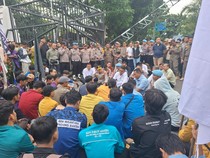 Setahun Dilantik, Andra Soni Temui Mahasiswa yang Demo Depan Pemprov Banten