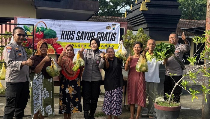 Anggota Polsek Kanigoro Polres Blitar berbagi saat Jumat berkah