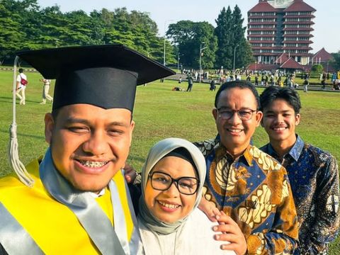 Anies Baswedan pada wisuda putranya, Mikail Azizi Baswedan. Anies Baswedan pada wisuda putranya, Mikail Azizi Baswedan.