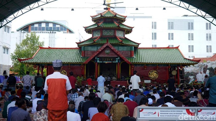 Antusias jemaah salat jumat pedana ramadan di Masjid Cengho Surabaya