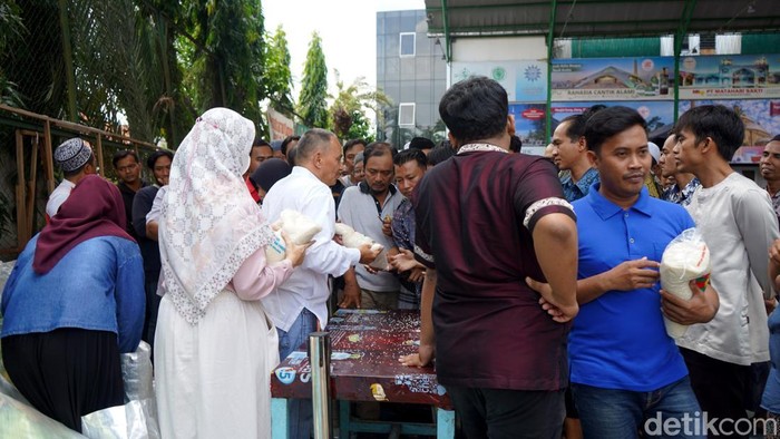 Antusias jemaah salat jumat pedana ramadan di Masjid Cengho Surabaya