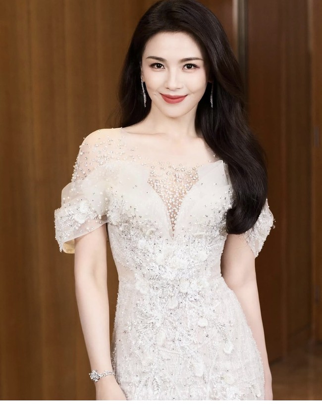 Liu Tao merupakan aktris China yang dikenal lewat peran-perannya dalam drama sejarah. Pemain The Monkey King 3 yang berusia 47 tahun ini pun terlihat awet muda karena aktif berolahraga boxing dan aerial yoga. Foto: Dok. Weibo, Instagram