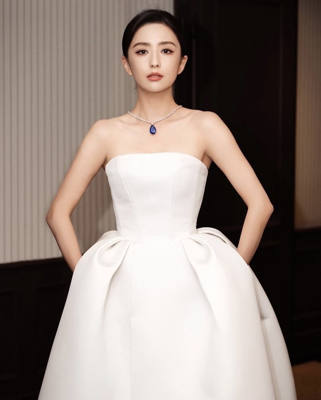 Sebelum memulai debutnya di dunia akting, Tong Liya pernah meraih runner-up pertama kontes kecantikan Miss Xinjiang 2002. Aktris kelahiran 1984 ini muncul pertama kali di serial televisi Hong Kong Cest la Vie, Mon Chéri pada 2008. Tong Liya kemudian terkenal setelah membintangi drama China The Queens.  Foto: Dok. Weibo, Instagram