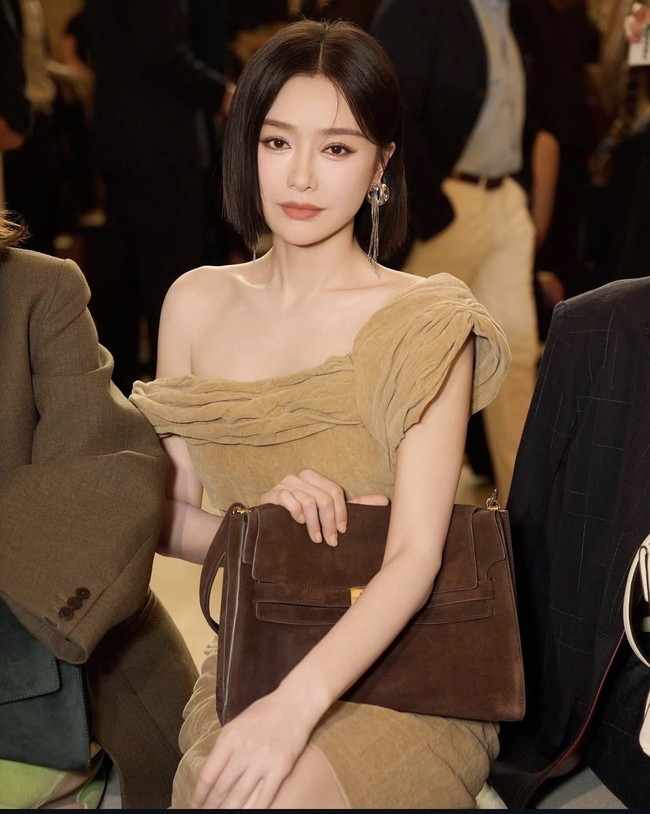 Qin Lan dikenal karena berperan sebagai Permaisuri Fuca dalam drama China Story of Yanxi Palace, Zhihua dalam My Fair Princess III, dan Mo Xiangwan dalam We Are All Alone. Aktris cantik berusia 46 tahun ini masih sibuk wara-wiri di industri hiburan Tiongkok hingga kini. Foto: Dok. Weibo, Instagram