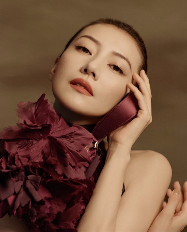 Gao Yuanyuan mencuri perhatian publik setelah menjadi model iklan pada 2000. Perempuan kelahiran 1979 ini kemudian meraih popularitas berkat drama Wuxia atau sejarah The Heaven Sword and Dragon Saber pada 2003.  Foto: Dok. Weibo, Instagram