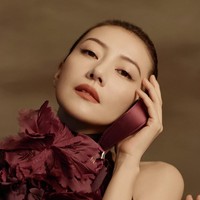 Gao Yuanyuan mencuri perhatian publik setelah menjadi model iklan pada 2000. Perempuan kelahiran 1979 ini kemudian meraih popularitas berkat drama Wuxia atau sejarah The Heaven Sword and Dragon Saber pada 2003.  Foto: Dok. Weibo, Instagram