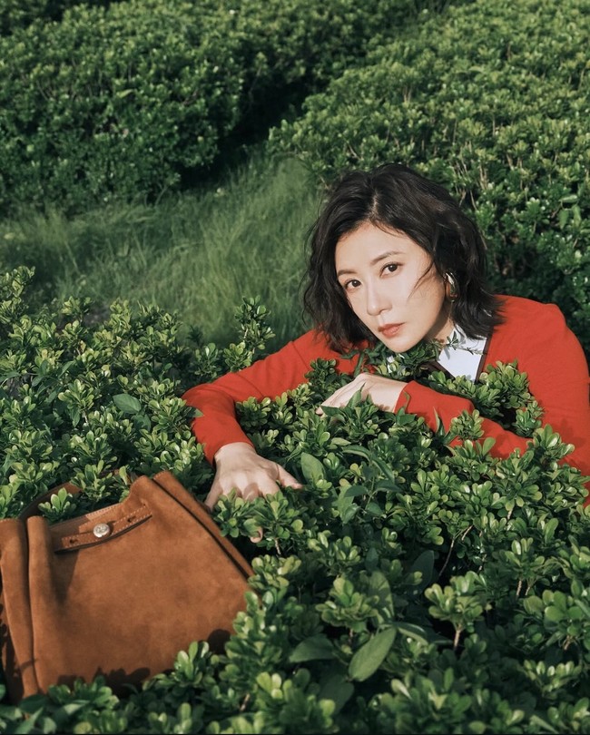 Alyssa Chia sebenarnya sudah berusia 50-an awal, tapi sering masuk daftar “40-an vibes” yang pesonanya tetap cantik. Nama aktris kelahiran 1974 ini populer setelah membintangi drama The Prince of Han Dynasty. Foto: Dok. Weibo, Instagram