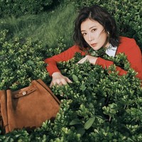 Alyssa Chia sebenarnya sudah berusia 50-an awal, tapi sering masuk daftar “40-an vibes” yang pesonanya tetap cantik. Nama aktris kelahiran 1974 ini populer setelah membintangi drama The Prince of Han Dynasty. Foto: Dok. Weibo, Instagram