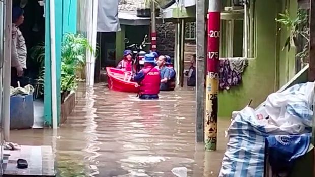 Banjir kembali terjadi di kawasan Kebon Pala, Kampung Melayu, Kecamatan Jatinegara, Jaktim. Polisi mengevakuasi warga ke tempat aman menggunakan perahu. (Dok Istimewa)