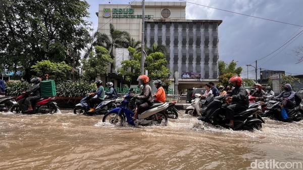 Banjir Kepung Cibitung, Jalan Teuku Umar dan Permukiman Terendam